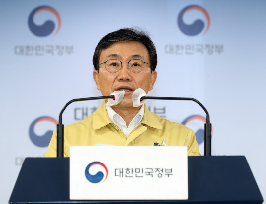 권덕철 중앙재난안전대책본부 1차장(보건복지부 장관)이 22일 오전 정례브리핑에서 코로나19 정례브리핑에서 병상 확보와 관련해 발표하고 있다. <보건복지부>